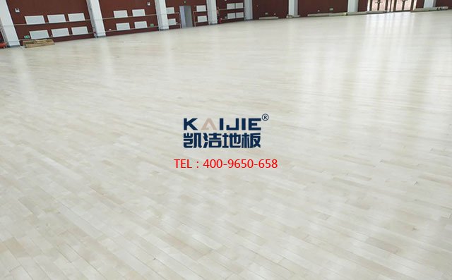 專業(yè)籃球館木地板怎么翻新？籃球木地板翻新多少錢——?jiǎng)P潔地板