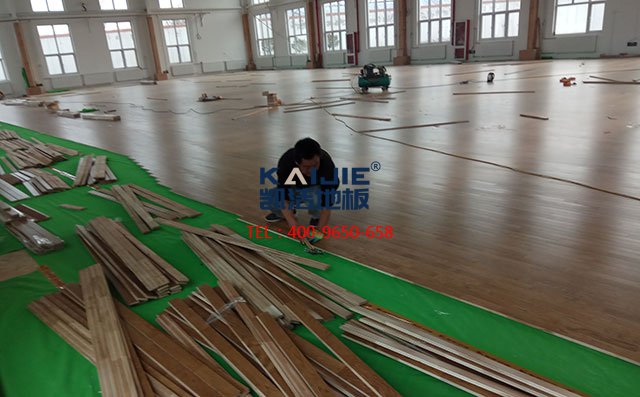 專業(yè)體育館木地板安裝，需要把這些事做好——?jiǎng)P潔地板