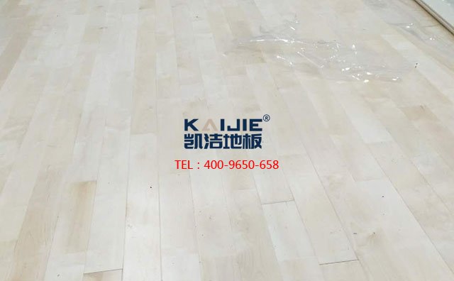 專業(yè)體育館木地板涮漆，得知道這些——?jiǎng)P潔地板