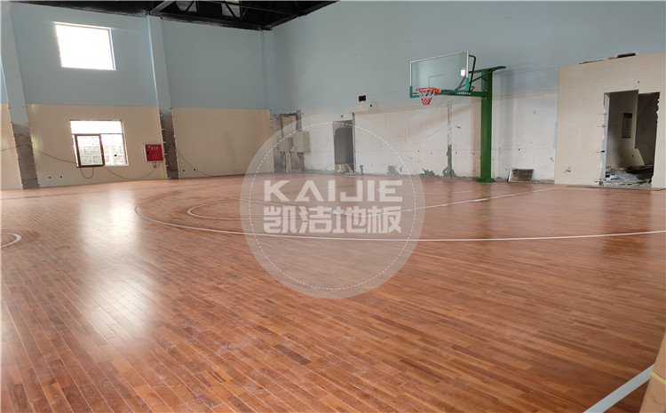 四川勞研科技有限公司籃球館木地板案例—?jiǎng)P潔體育木地板廠家
