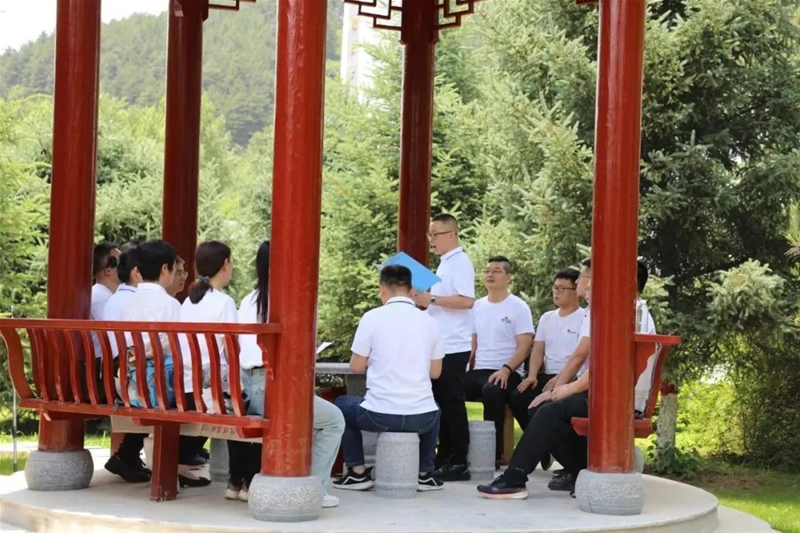 大型風(fēng)雨操場實(shí)木地板安裝